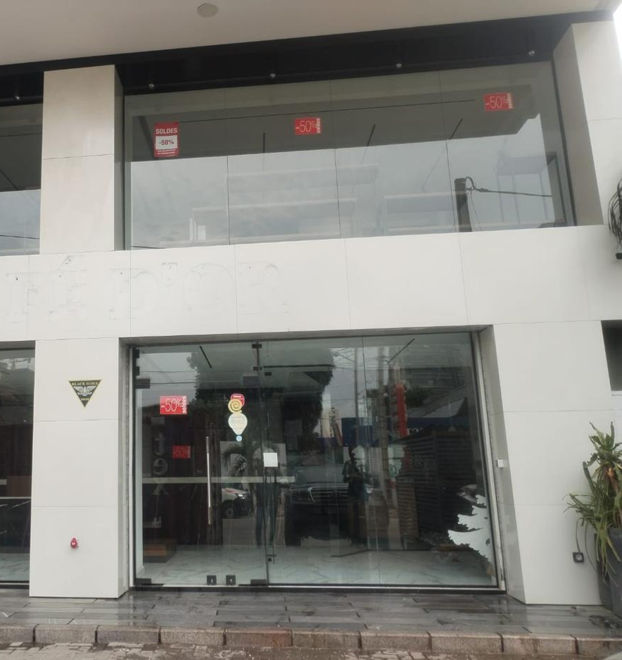À céder: un magasin en Zone 4