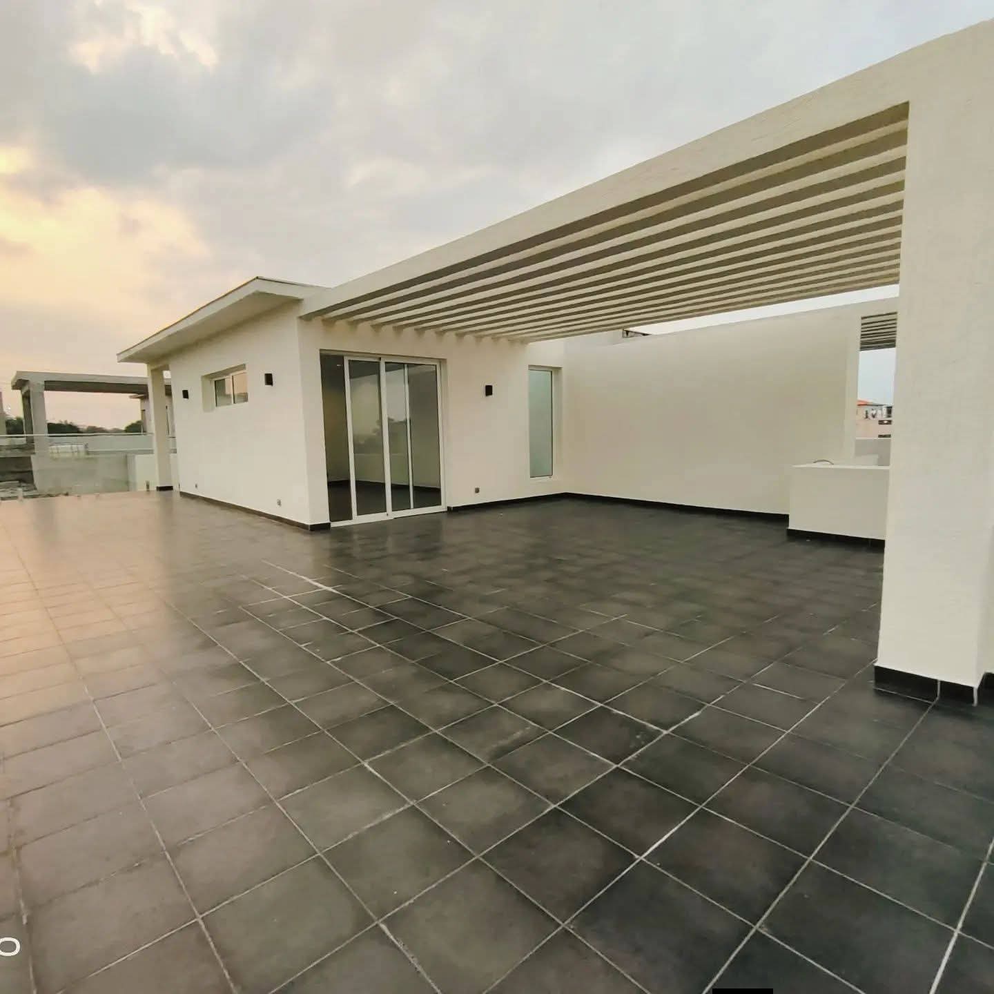 EN VENTE – Villa triplex 7 pièces avec piscine -Abatta — vue 5